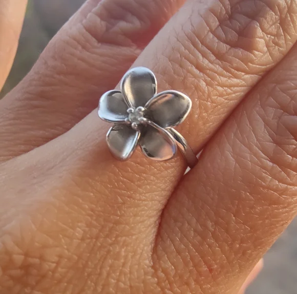 ✨ Plumeria Hawaiian Flower Ring ✨ - Picture 3 of 3